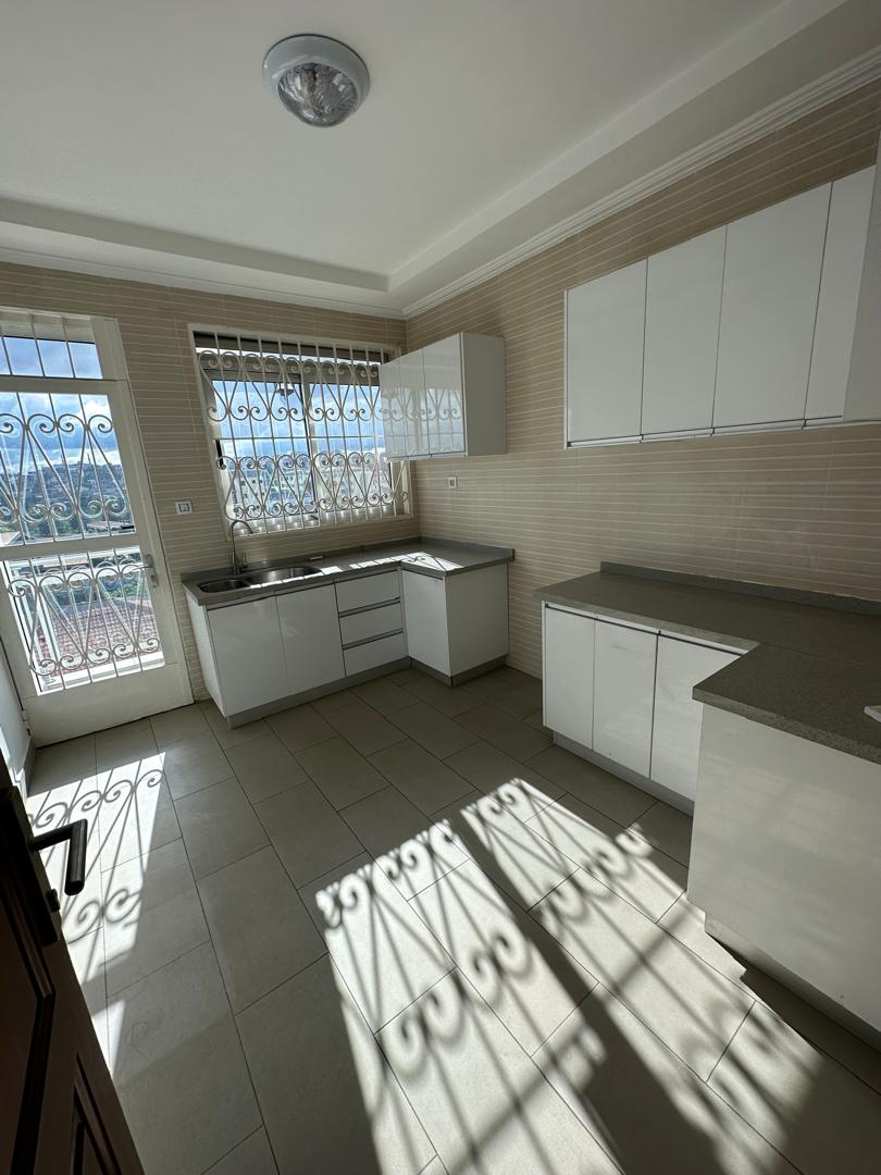 Appartement à louer - Yaoundé, Bastos, Bastos centre avec ascenseur - 1 salon(s), 2 chambre(s), 3 salle(s) de bains - 850 000 FCFA / mois