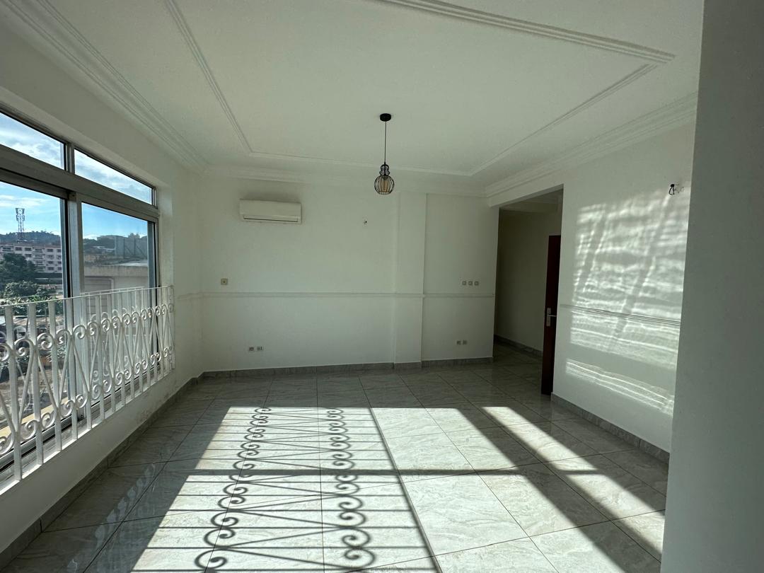 Appartement à louer - Yaoundé, Bastos, Bastos centre avec ascenseur - 1 salon(s), 2 chambre(s), 3 salle(s) de bains - 850 000 FCFA / mois