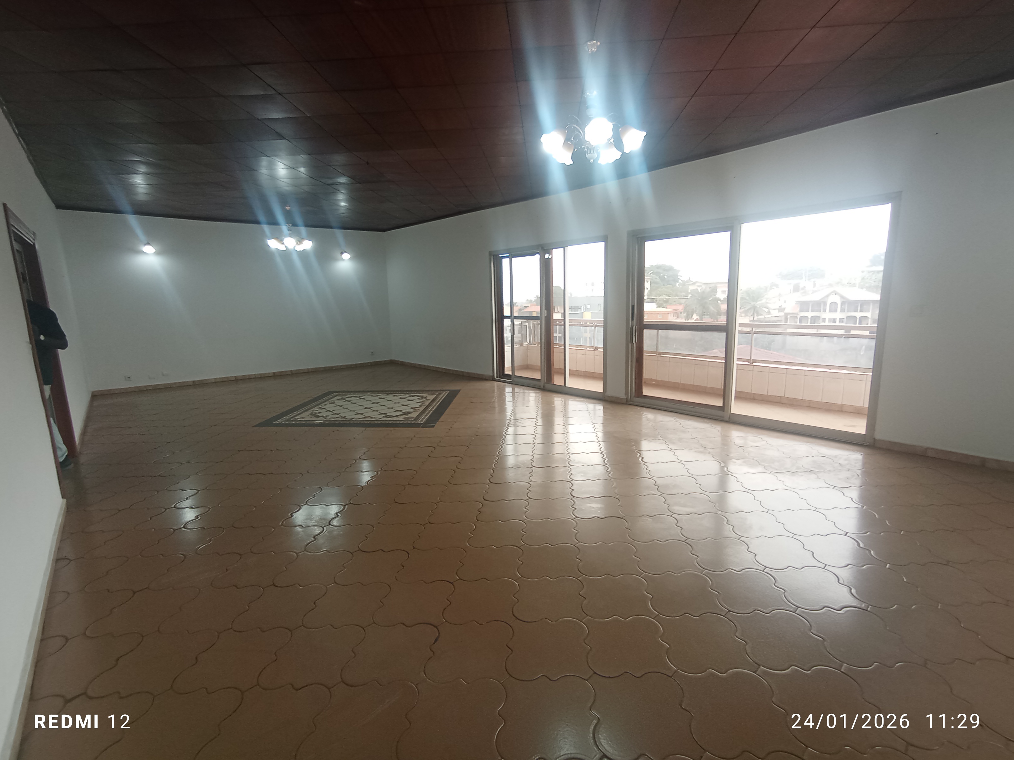 Apartment to rent - Yaoundé, Bastos, Bastos centre - 1 living room(s), 3 bedroom(s), 3 bathroom(s) - 700 000 FCFA / month