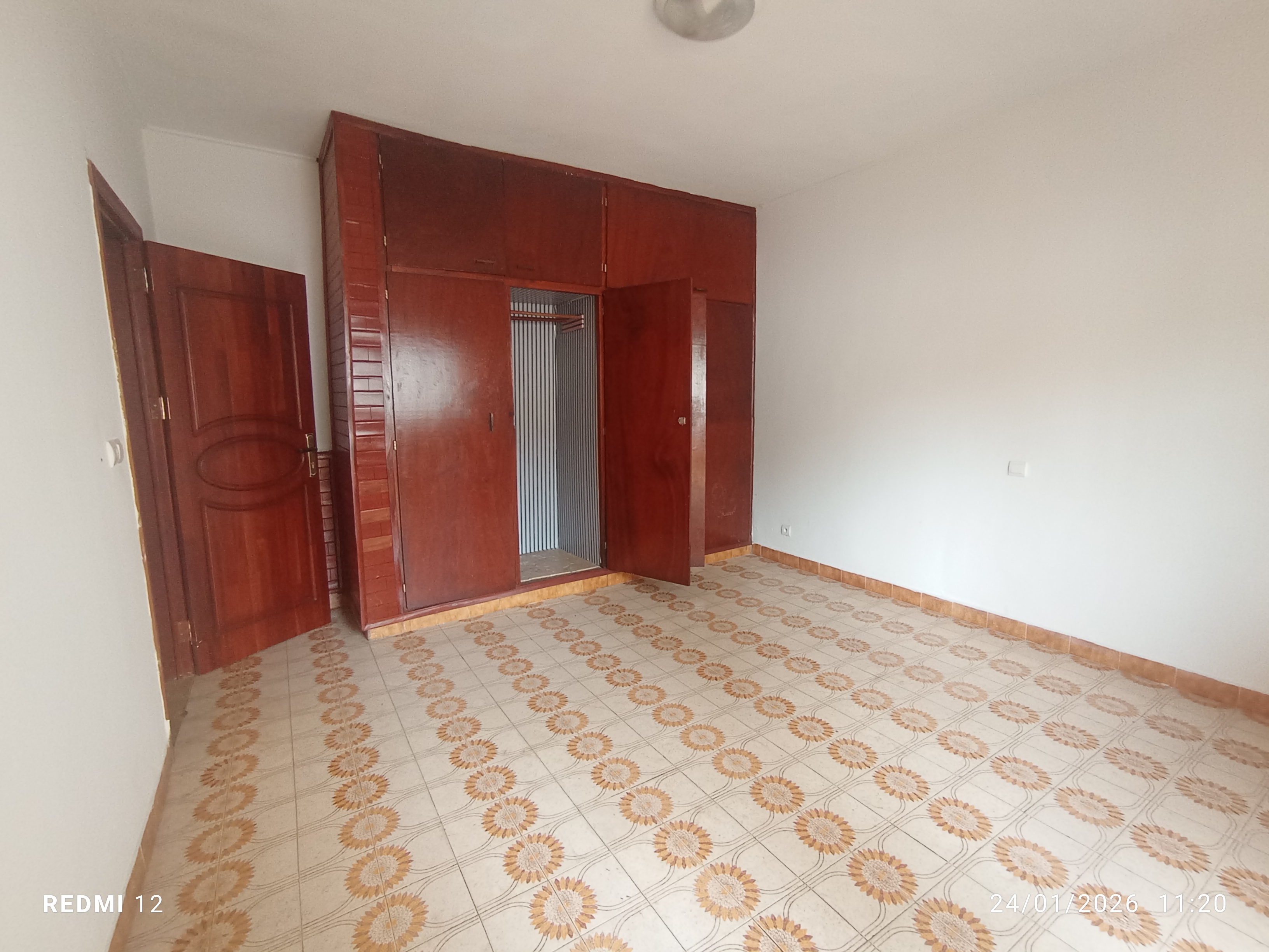 Appartement à louer - Yaoundé, Bastos, Bastos centre - 1 salon(s), 3 chambre(s), 3 salle(s) de bains - 700 000 FCFA / mois