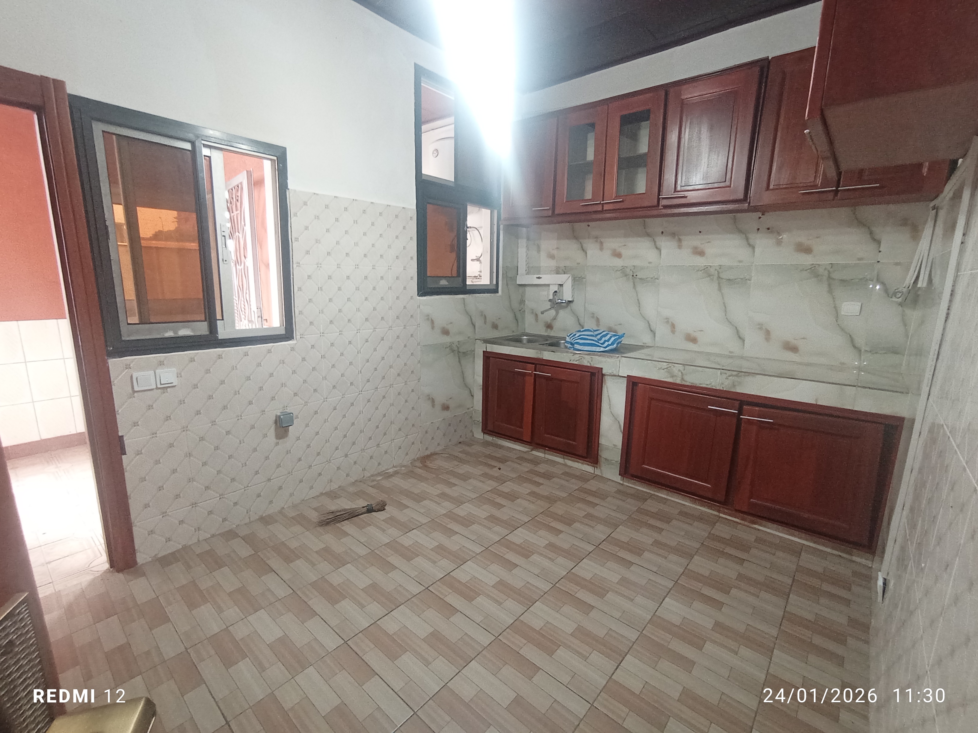 Appartement à louer - Yaoundé, Bastos, Bastos centre - 1 salon(s), 3 chambre(s), 3 salle(s) de bains - 700 000 FCFA / mois