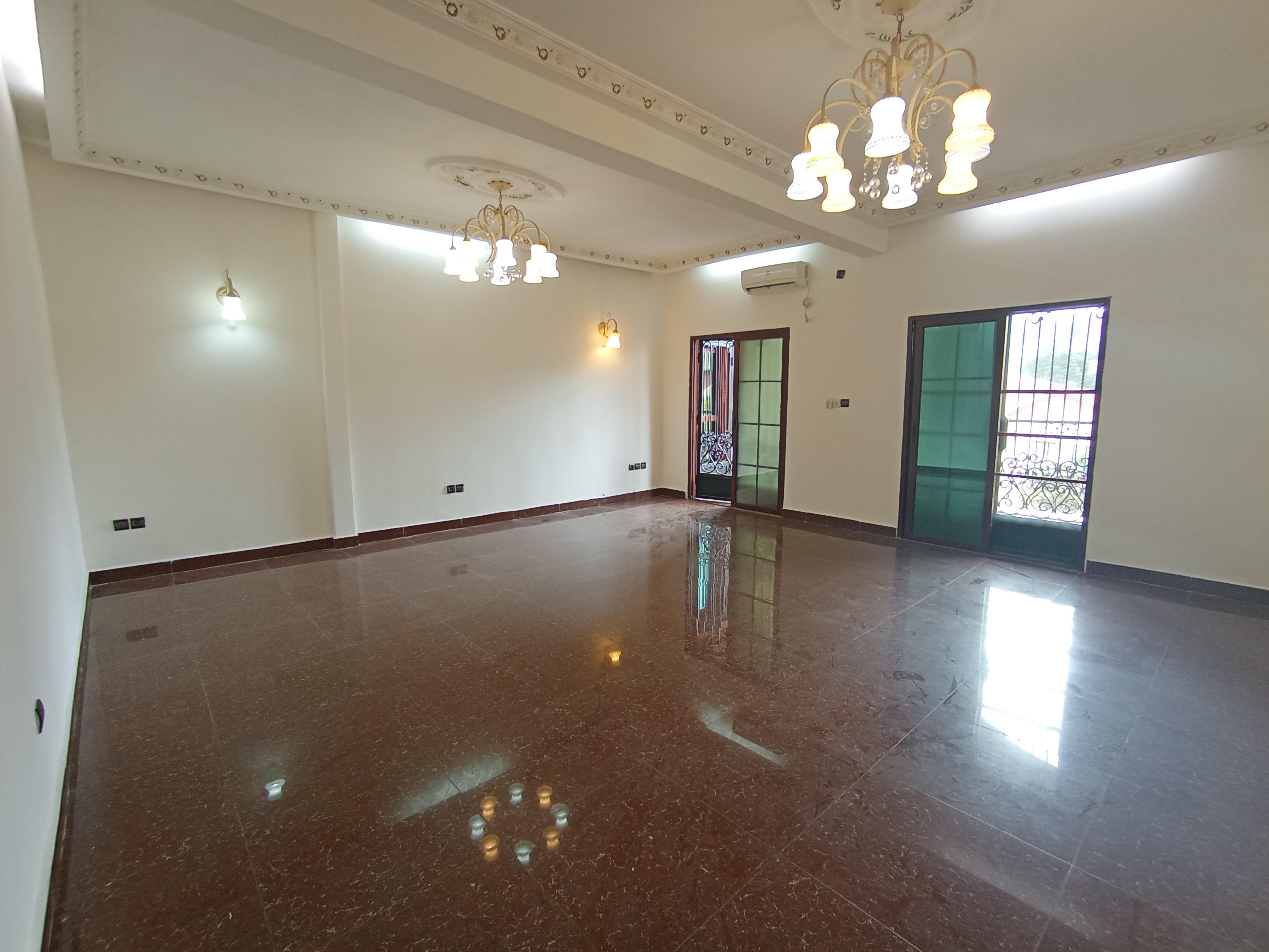 Apartment to rent - Yaoundé, Bastos, Bastos centre - 1 living room(s), 3 bedroom(s), 3 bathroom(s) - 550 000 FCFA / month