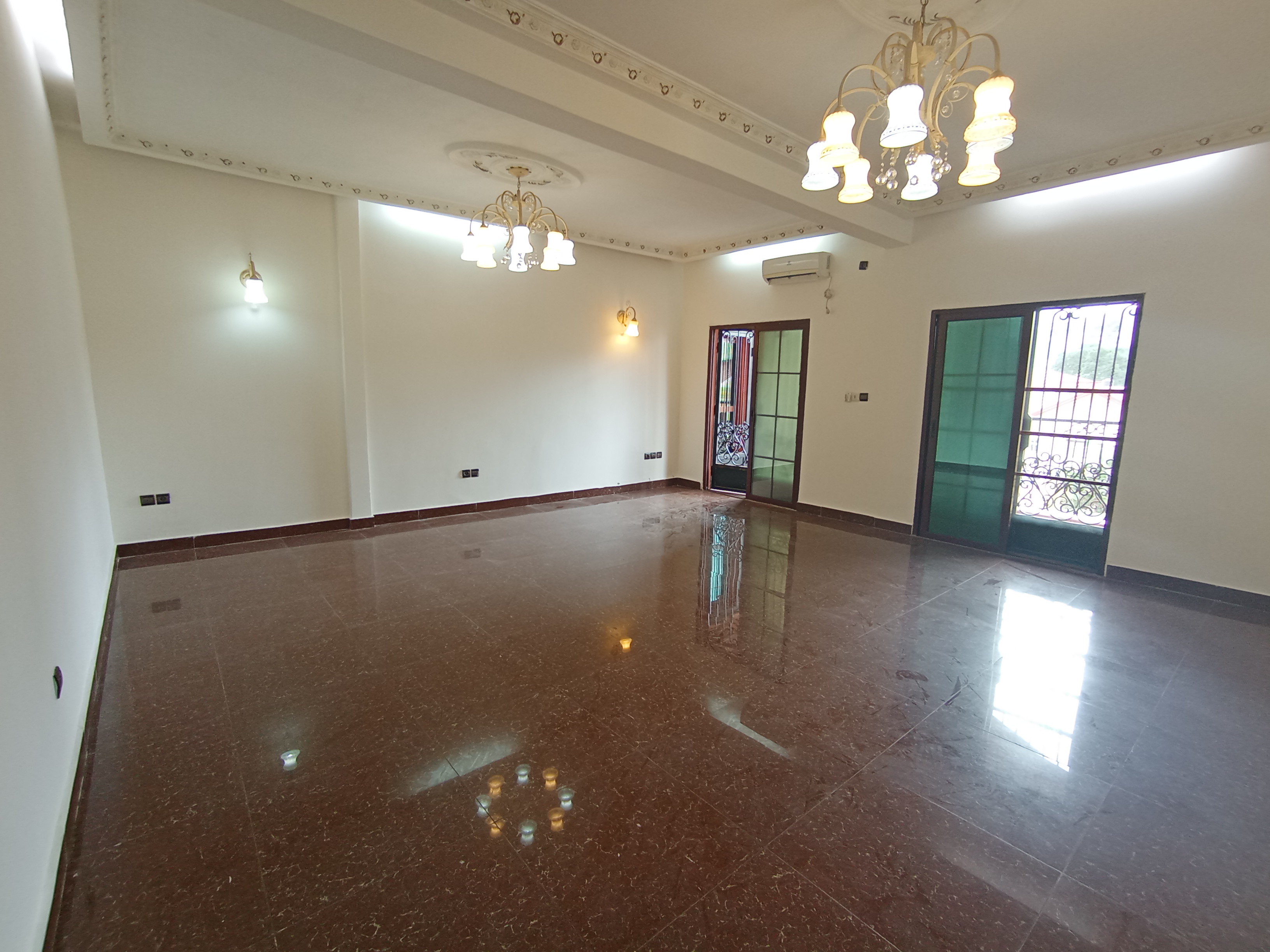Appartement à louer - Yaoundé, Bastos, Bastos centre - 1 salon(s), 3 chambre(s), 3 salle(s) de bains - 550 000 FCFA / mois
