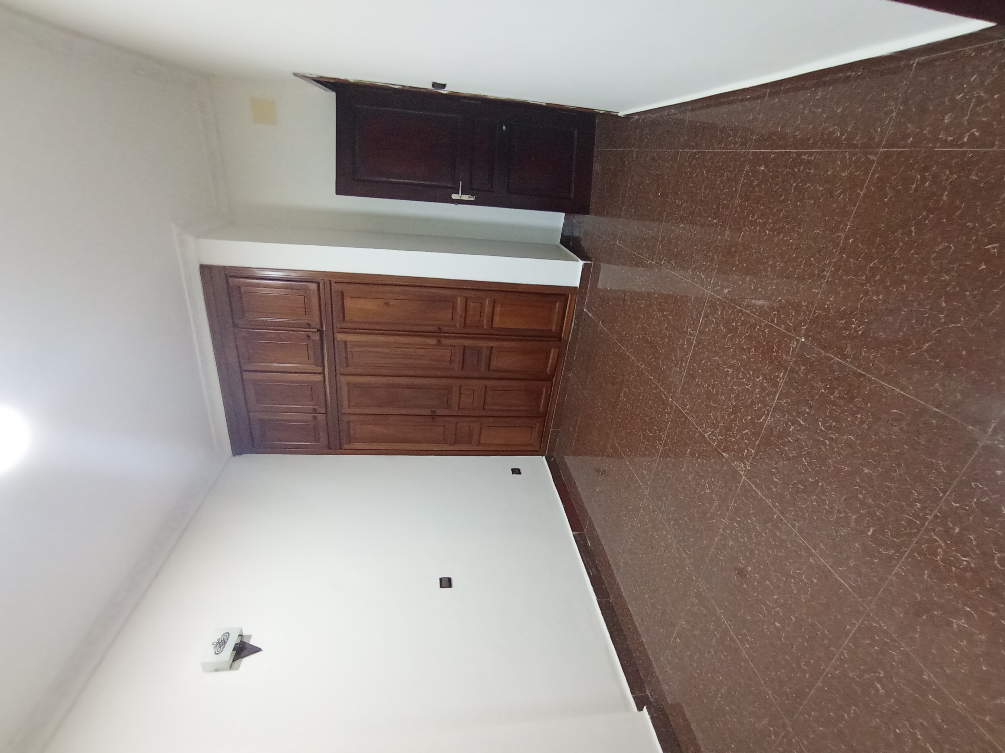 Appartement à louer - Yaoundé, Bastos, Bastos centre - 1 salon(s), 3 chambre(s), 3 salle(s) de bains - 550 000 FCFA / mois