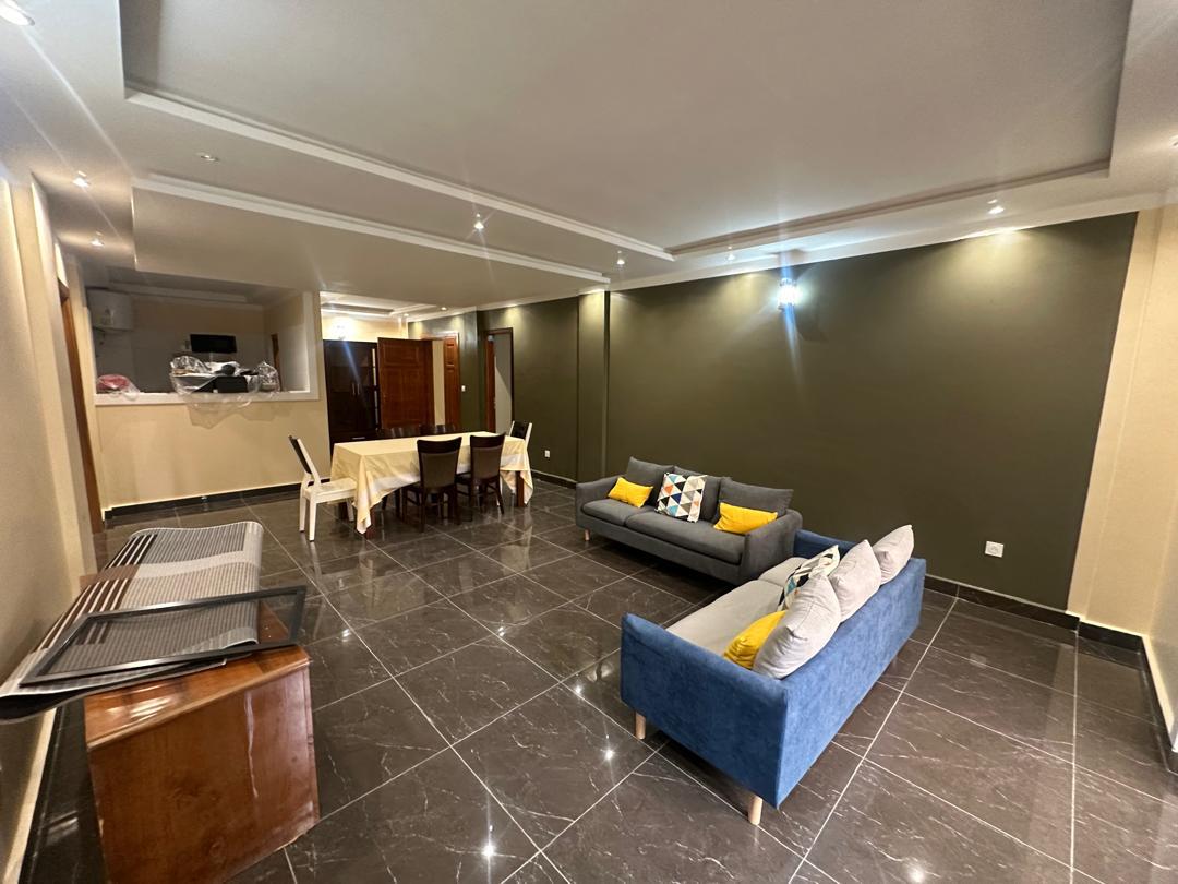 Appartement à louer - Yaoundé, Bastos, GOLF - 1 salon(s), 2 chambre(s), 3 salle(s) de bains - 1 200 000 FCFA / mois