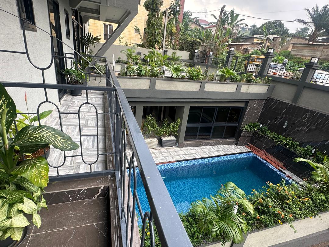 Appartement à louer - Yaoundé, Bastos, GOLF - 1 salon(s), 2 chambre(s), 3 salle(s) de bains - 1 200 000 FCFA / mois