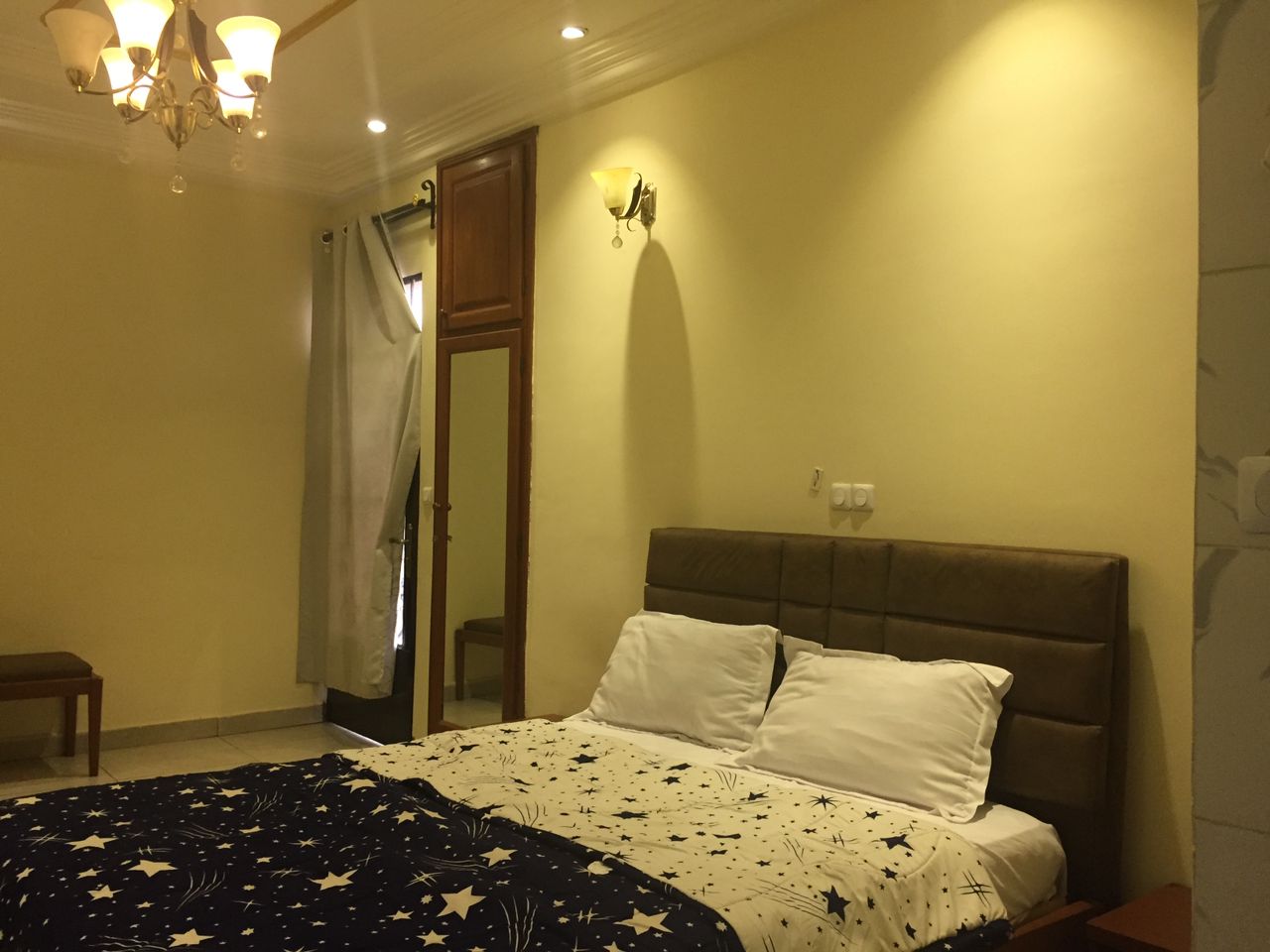Appartement à louer - Yaoundé, Bastos, Bastos centre - 1 salon(s), 1 chambre(s), 2 salle(s) de bains - 400 000 FCFA / mois