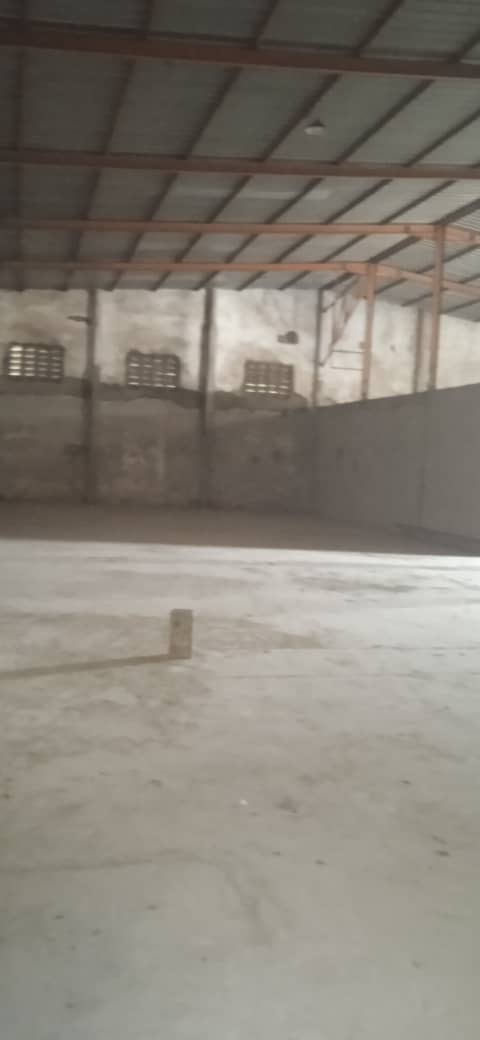 Store to rent at Douala, Bonaberi, Gare - 1000 m2 - 2 000 000 FCFA
