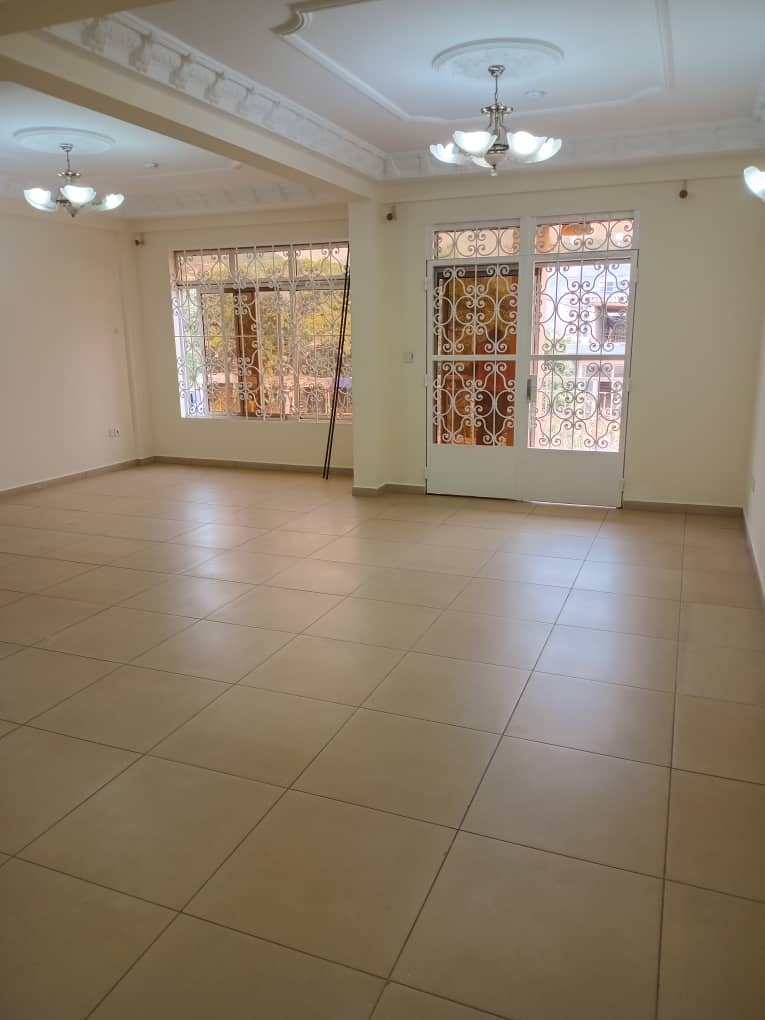 Appartement à louer - Yaoundé, Bastos, GOLF - 1 salon(s), 3 chambre(s), 3 salle(s) de bains - 650 000 FCFA / mois