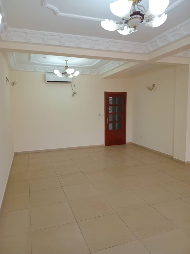 Appartement à louer - Yaoundé, Bastos, GOLF - 1 salon(s), 3 chambre(s), 3 salle(s) de bains - 650 000 FCFA / mois