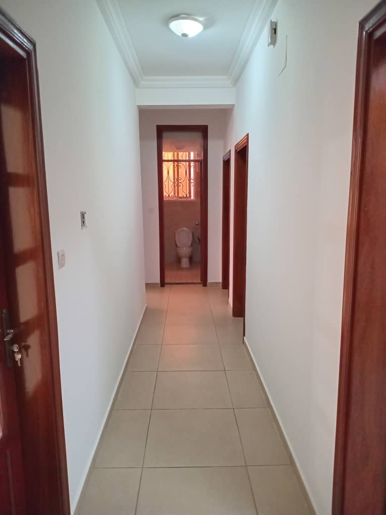 Appartement à louer - Yaoundé, Bastos, GOLF - 1 salon(s), 3 chambre(s), 3 salle(s) de bains - 650 000 FCFA / mois