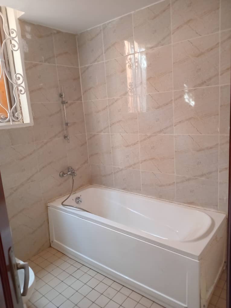 Appartement à louer - Yaoundé, Bastos, GOLF - 1 salon(s), 3 chambre(s), 3 salle(s) de bains - 650 000 FCFA / mois