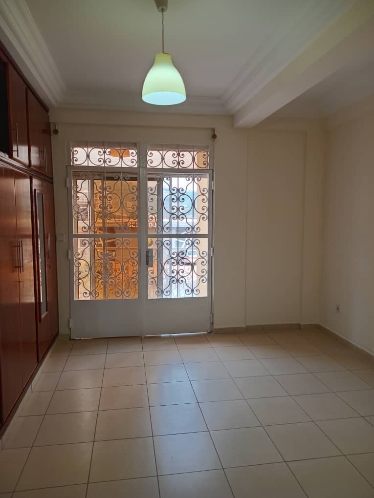 Appartement à louer - Yaoundé, Bastos, GOLF - 1 salon(s), 3 chambre(s), 3 salle(s) de bains - 650 000 FCFA / mois