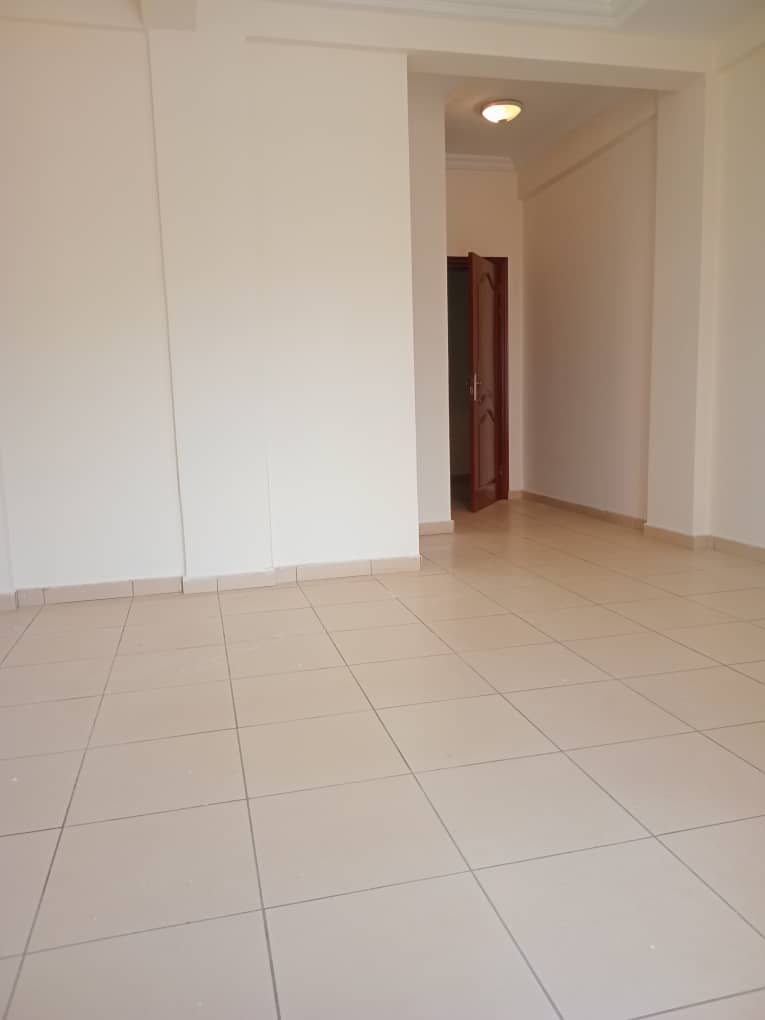 Appartement à louer - Yaoundé, Bastos, GOLF - 1 salon(s), 3 chambre(s), 3 salle(s) de bains - 650 000 FCFA / mois