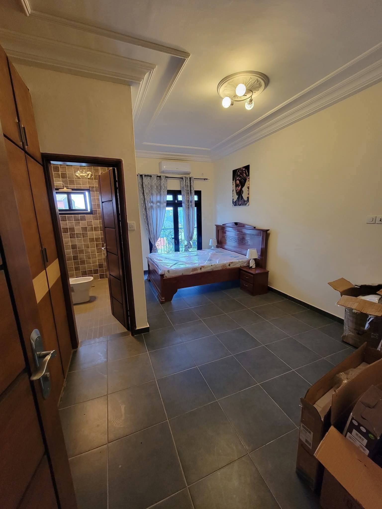 Appartement à louer - Yaoundé, Bastos, Bastos centre - 1 salon(s), 3 chambre(s), 3 salle(s) de bains - 1 000 000 FCFA / mois