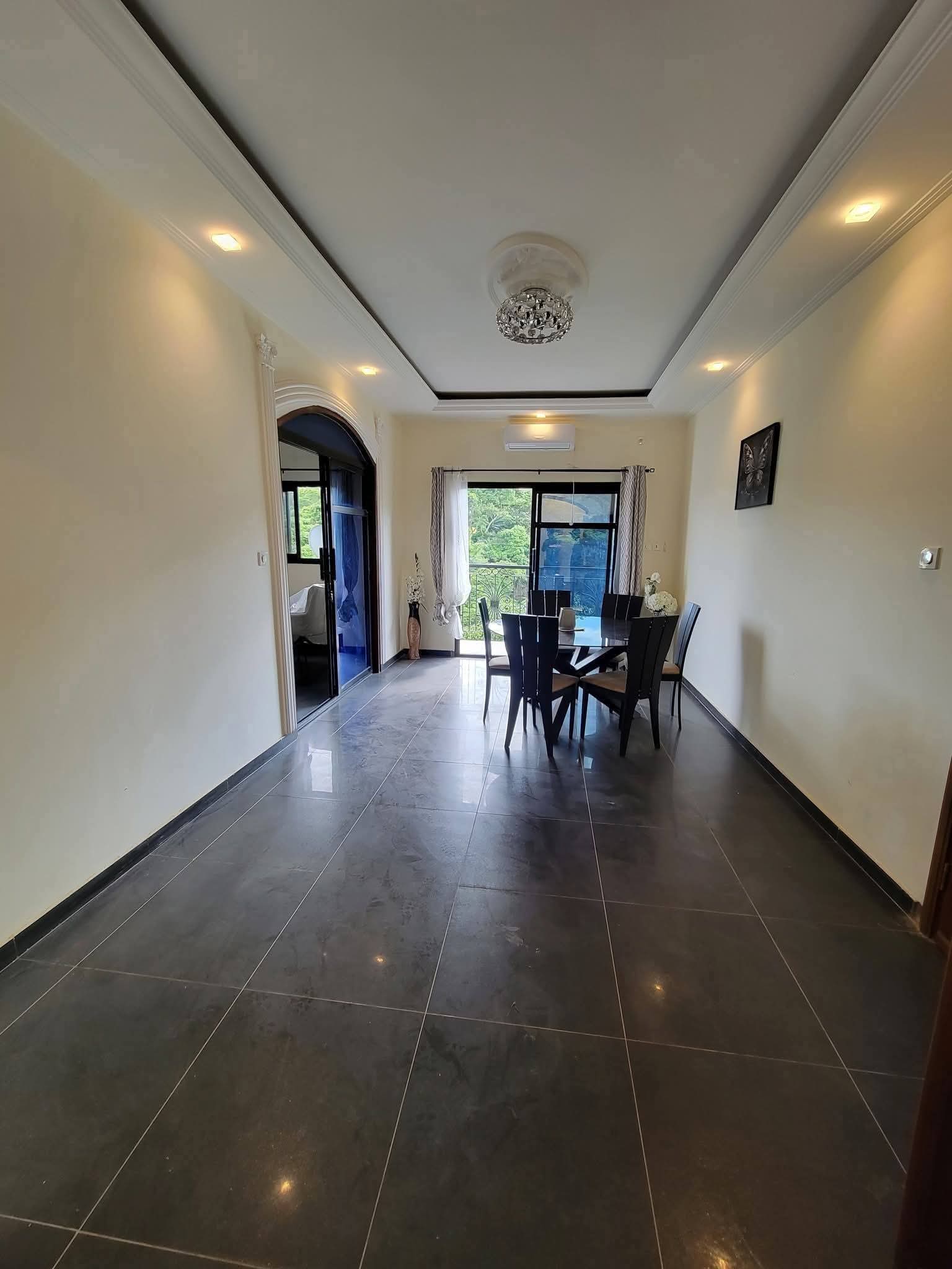Appartement à louer - Yaoundé, Bastos, Bastos centre - 1 salon(s), 3 chambre(s), 3 salle(s) de bains - 1 000 000 FCFA / mois
