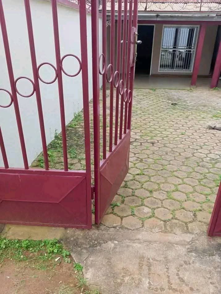 Apartment to rent - Yaoundé, Bastos, Bastos centre appartement individuelle - 1 living room(s), 2 bedroom(s), 2 bathroom(s) - 250 000 FCFA / month