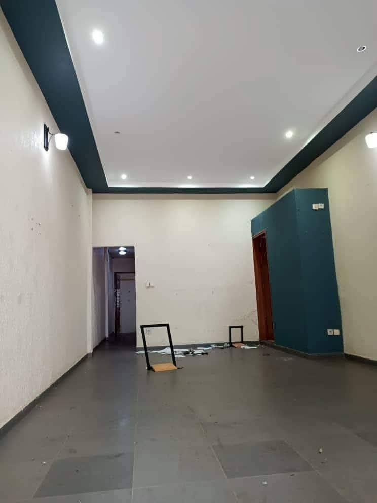 Appartement à louer - Yaoundé, Bastos, Bastos centre appartement individuelle - 1 salon(s), 2 chambre(s), 2 salle(s) de bains - 250 000 FCFA / mois