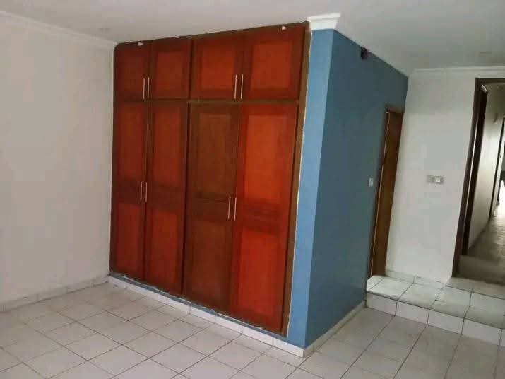 Appartement à louer - Yaoundé, Bastos, Bastos centre appartement individuelle - 1 salon(s), 2 chambre(s), 2 salle(s) de bains - 250 000 FCFA / mois