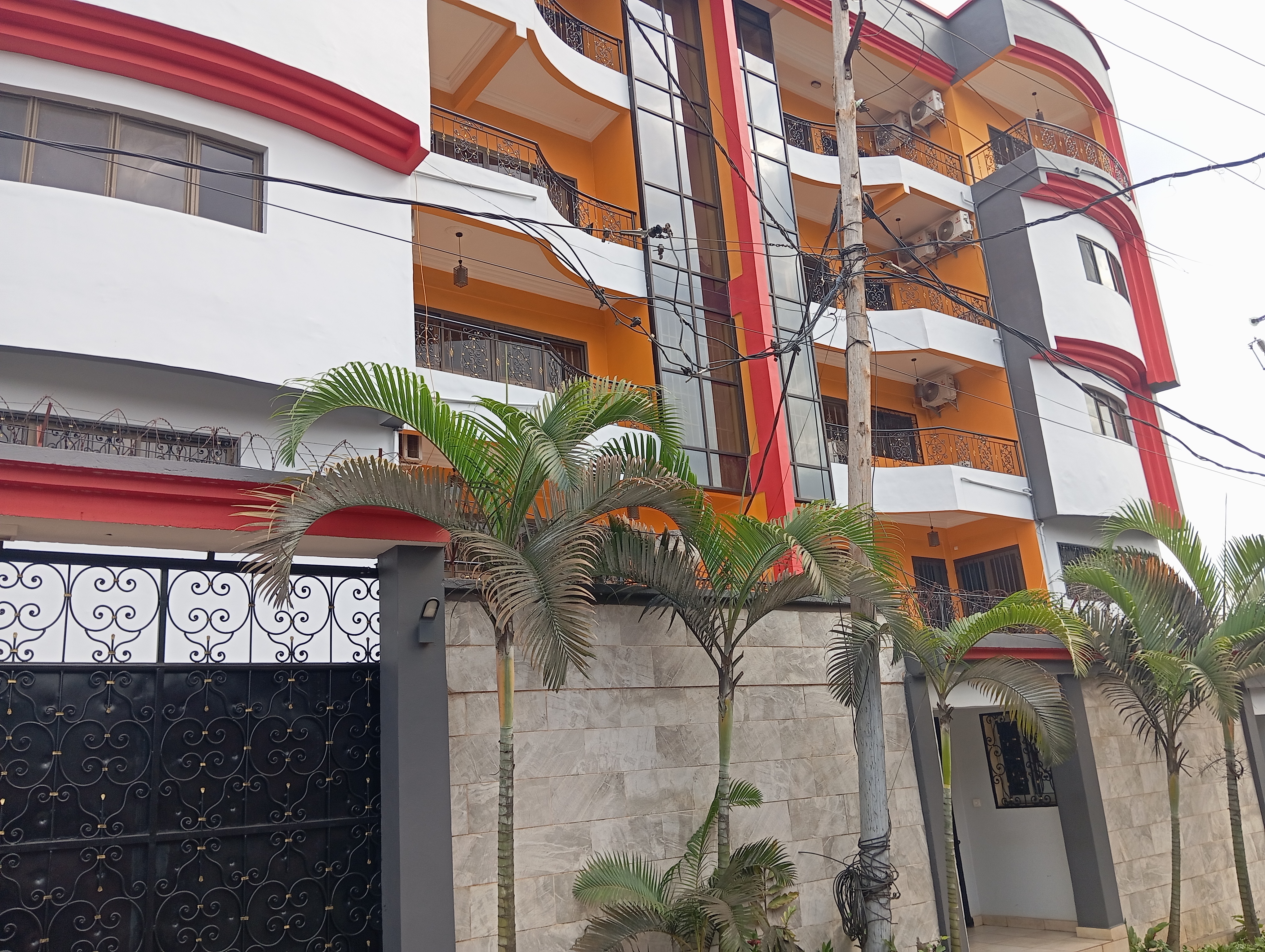 Apartment to rent - Yaoundé, Bastos, Bastos centre - 1 living room(s), 2 bedroom(s), 3 bathroom(s) - 600 000 FCFA / month