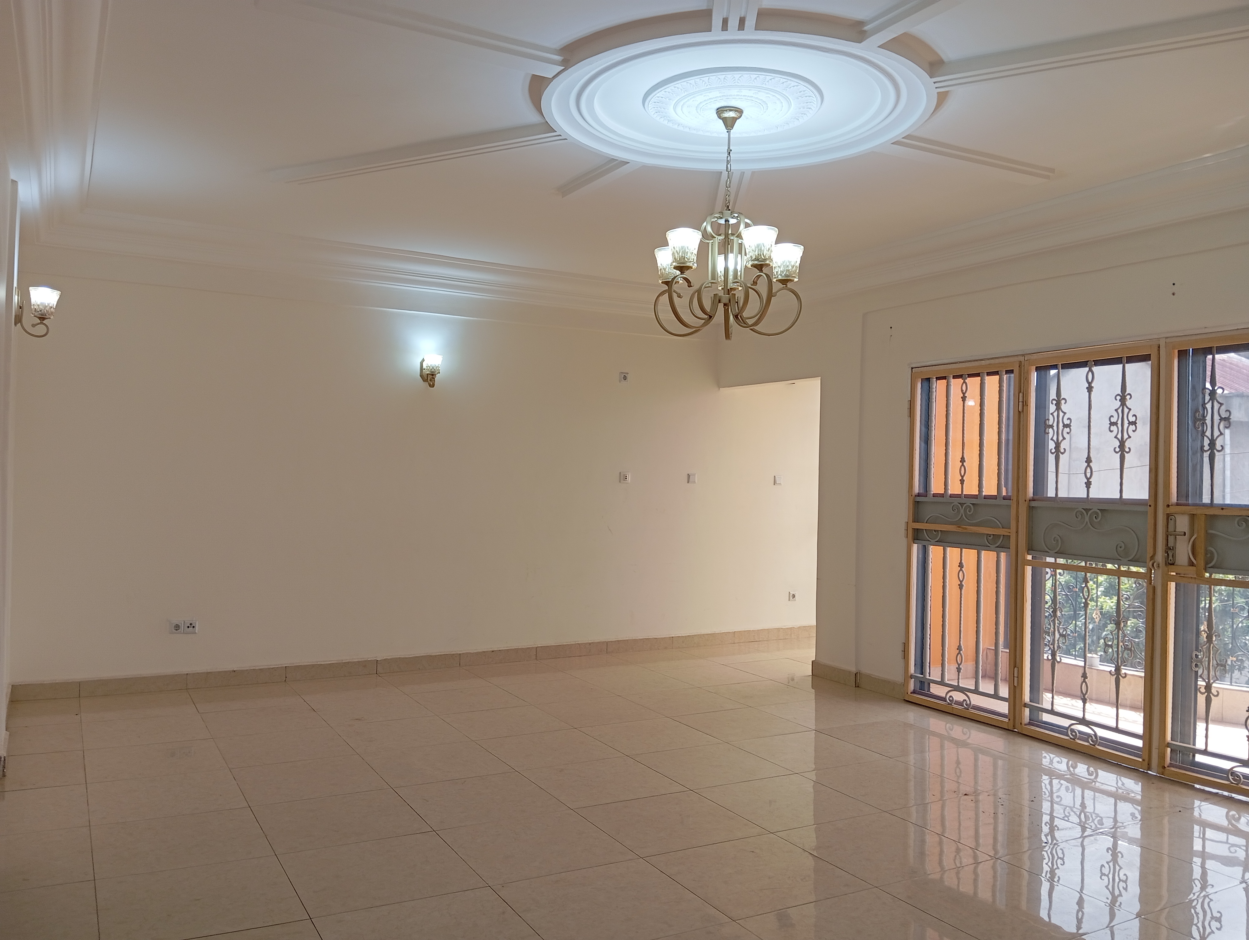 Appartement à louer - Yaoundé, Bastos, Bastos centre - 1 salon(s), 2 chambre(s), 3 salle(s) de bains - 600 000 FCFA / mois