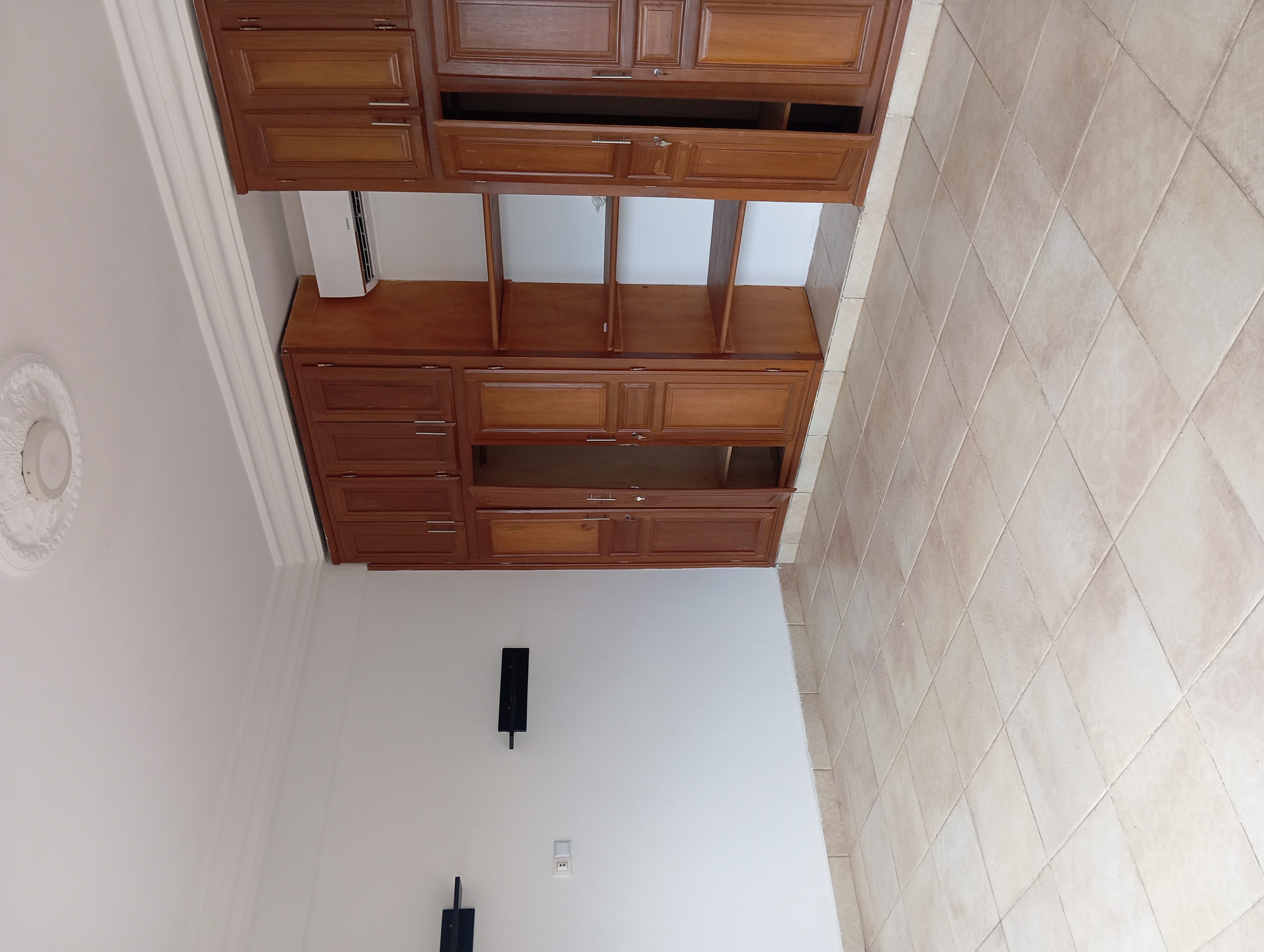 Appartement à louer - Yaoundé, Bastos, Bastos centre - 1 salon(s), 2 chambre(s), 3 salle(s) de bains - 600 000 FCFA / mois