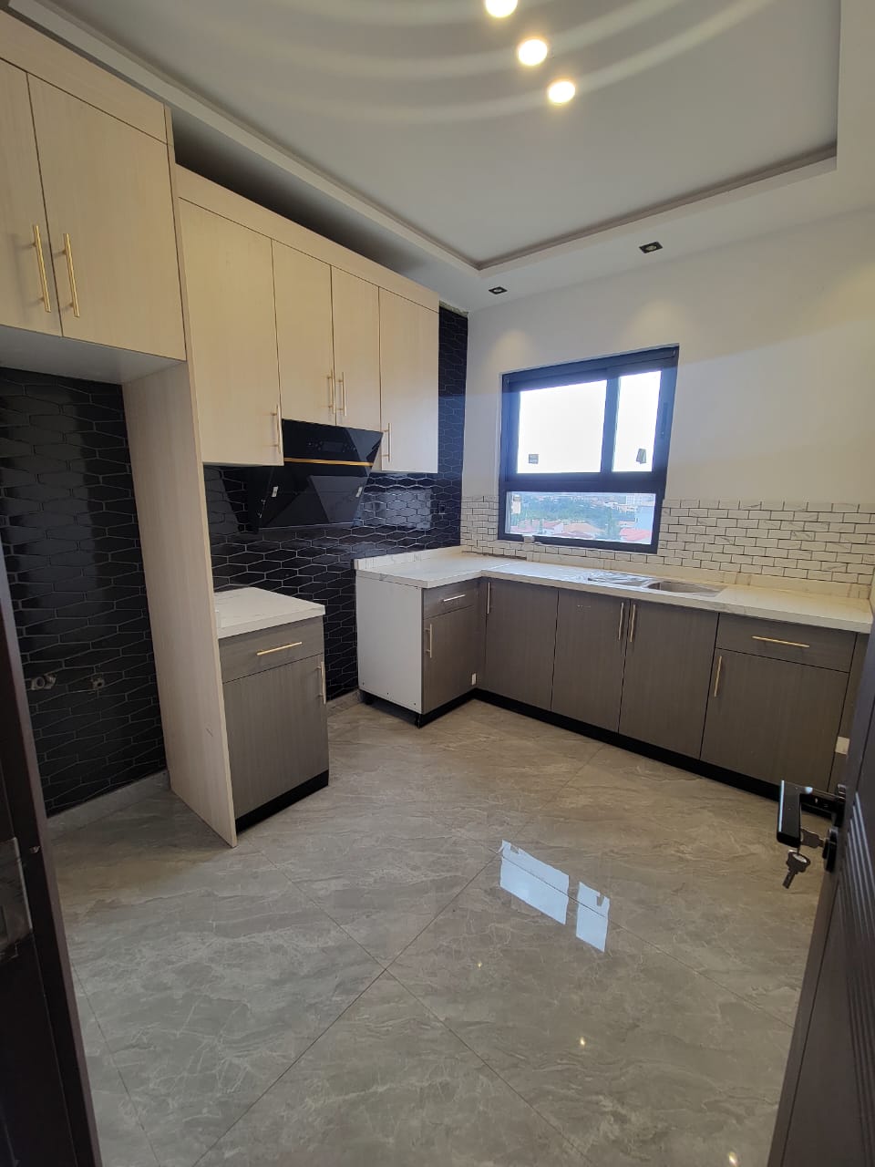 Apartment to rent - Yaoundé, Bastos, Bastos centre - 1 living room(s), 3 bedroom(s), 3 bathroom(s) - 700 000 FCFA / month