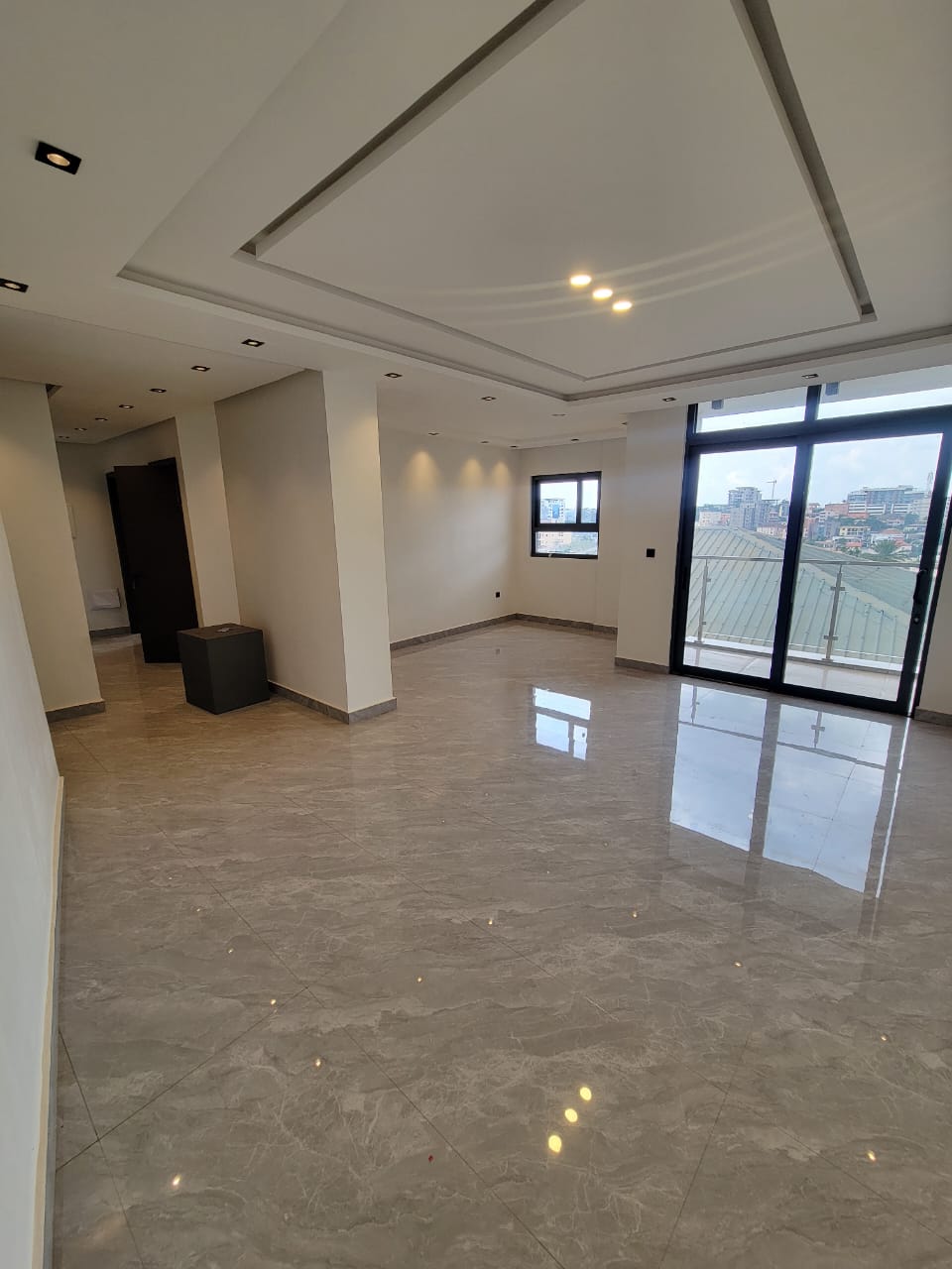 Appartement à louer - Yaoundé, Bastos, Bastos centre - 1 salon(s), 3 chambre(s), 3 salle(s) de bains - 700 000 FCFA / mois