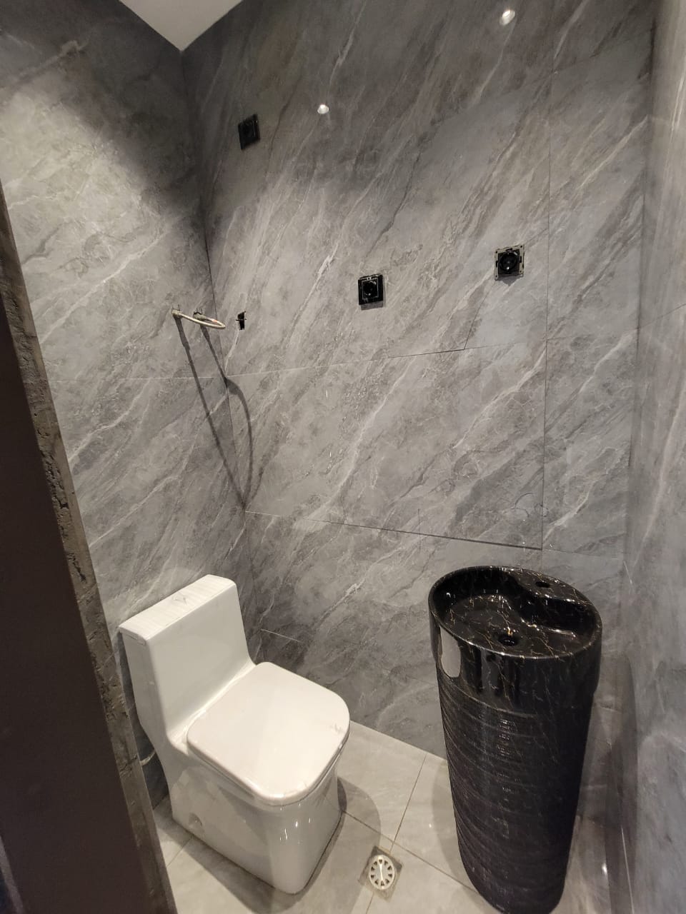 Appartement à louer - Yaoundé, Bastos, Bastos centre - 1 salon(s), 3 chambre(s), 3 salle(s) de bains - 700 000 FCFA / mois
