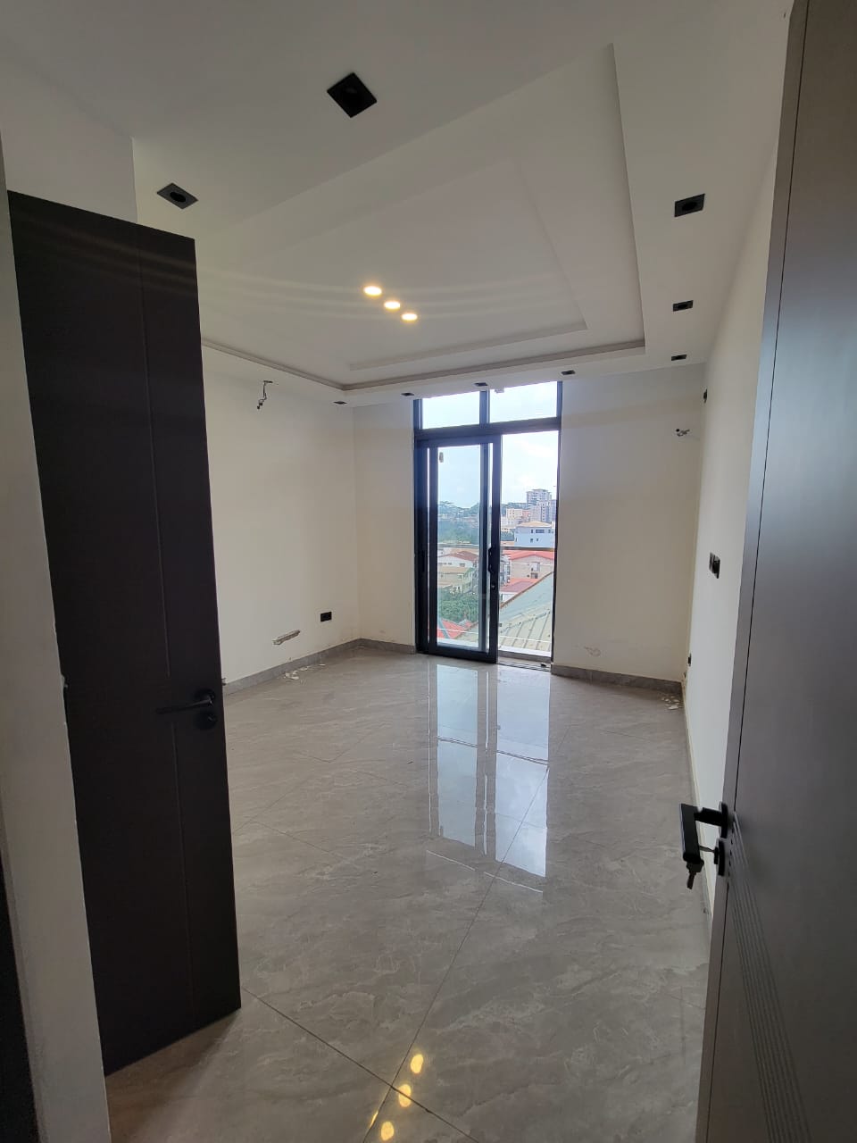 Appartement à louer - Yaoundé, Bastos, Bastos centre - 1 salon(s), 3 chambre(s), 3 salle(s) de bains - 700 000 FCFA / mois