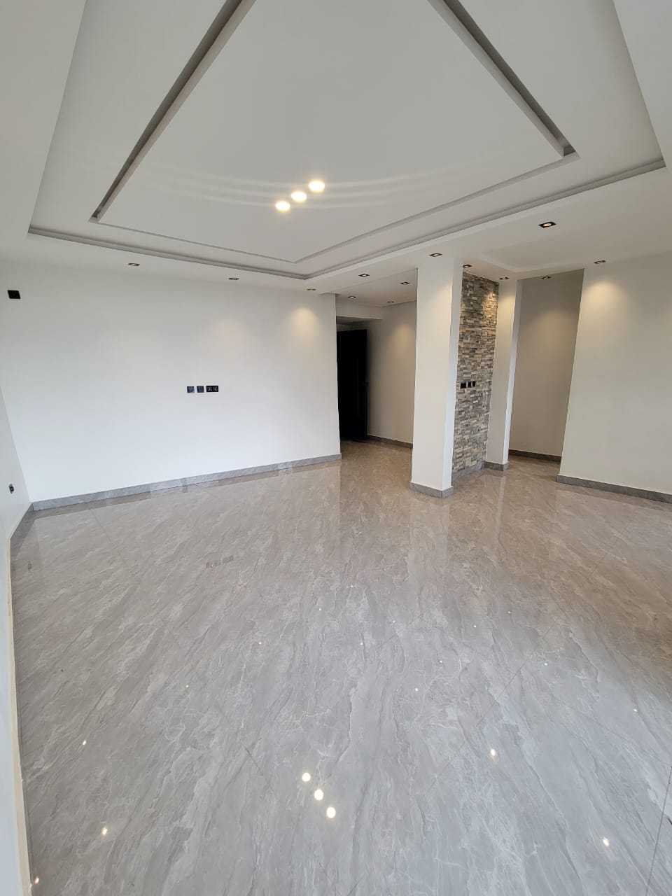 Appartement à louer - Yaoundé, Bastos, Bastos centre - 1 salon(s), 3 chambre(s), 3 salle(s) de bains - 700 000 FCFA / mois