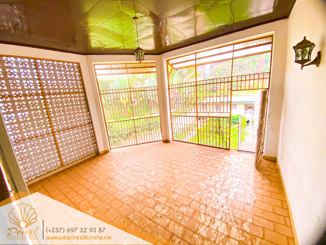House (Villa) to rent - Yaoundé, Bastos, Nouvelle route Bastos - 2 living room(s), 5 bedroom(s), 6 bathroom(s) - 1 000 000 FCFA / month