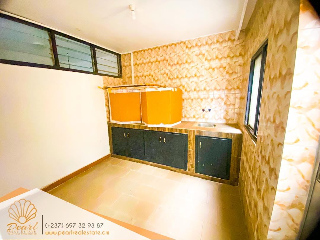 House (Villa) to rent - Yaoundé, Bastos, Nouvelle route Bastos - 2 living room(s), 5 bedroom(s), 6 bathroom(s) - 1 000 000 FCFA / month