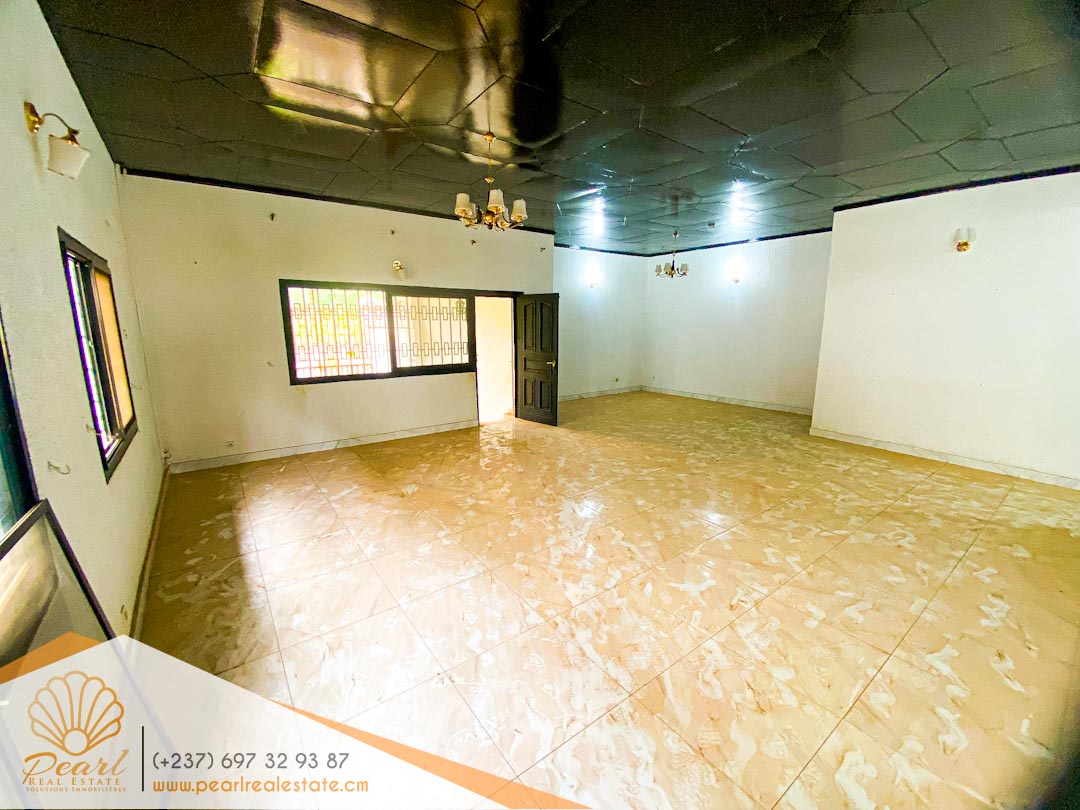 House (Villa) to rent - Yaoundé, Bastos, Nouvelle route Bastos - 2 living room(s), 5 bedroom(s), 6 bathroom(s) - 1 000 000 FCFA / month