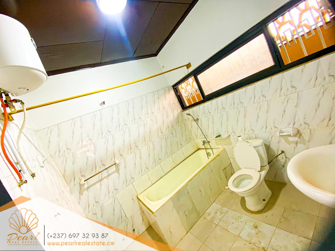 House (Villa) to rent - Yaoundé, Bastos, Nouvelle route Bastos - 2 living room(s), 5 bedroom(s), 6 bathroom(s) - 1 000 000 FCFA / month