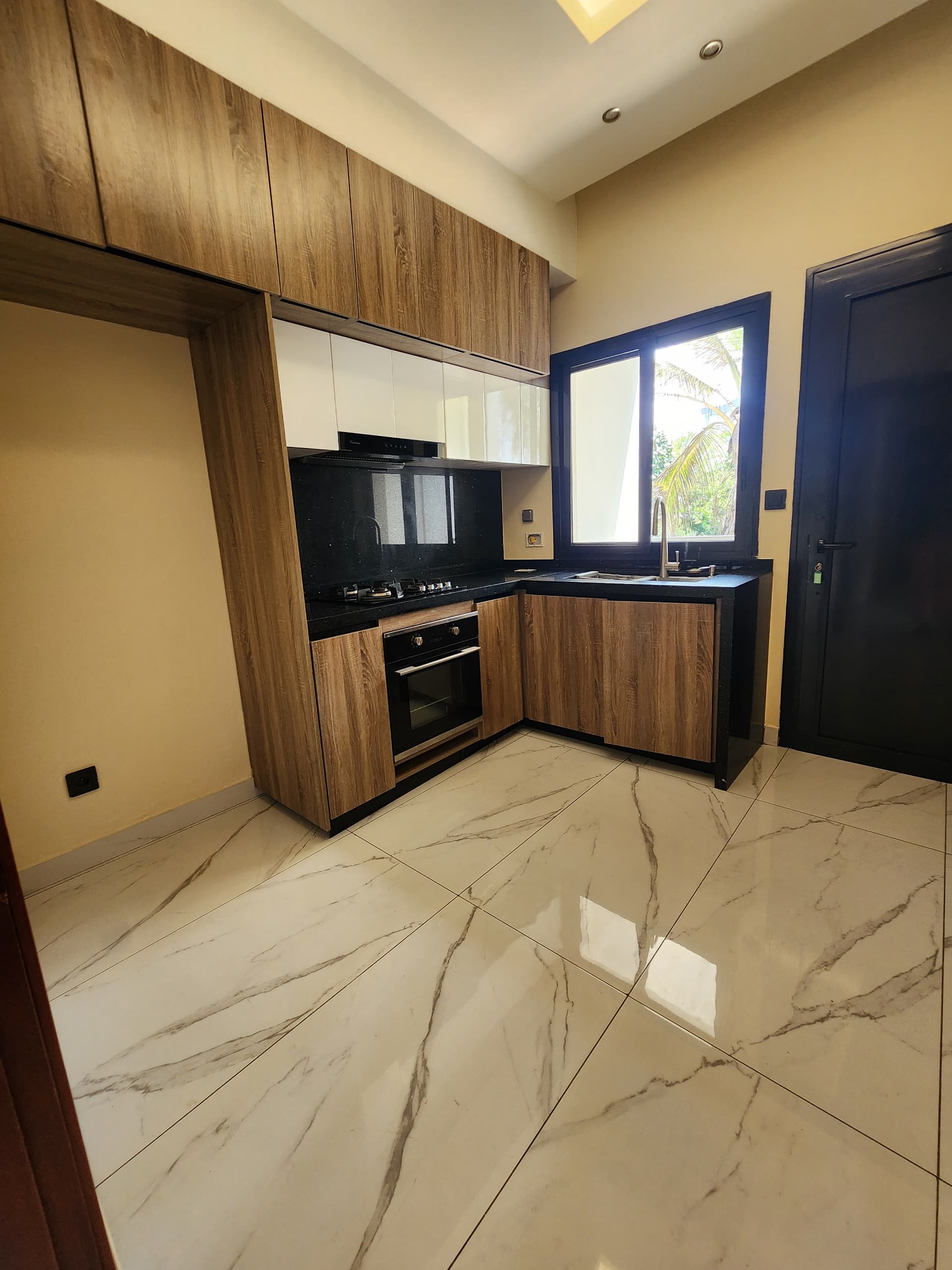 Appartement à louer - Yaoundé, Bastos, Bastos centre - 1 salon(s), 3 chambre(s), 3 salle(s) de bains - 1 500 000 FCFA / mois