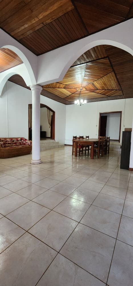 House (Villa) for sale - Yaoundé, Odza, Nkolda - 1 living room(s), 5 bedroom(s), 4 bathroom(s) - 125 000 000 FCFA / month