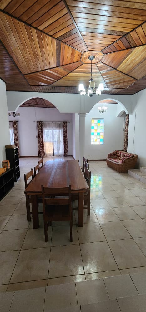 Maison (Villa) à vendre - Yaoundé, Odza, Nkolda - 1 salon(s), 5 chambre(s), 4 salle(s) de bains - 125 000 000 FCFA