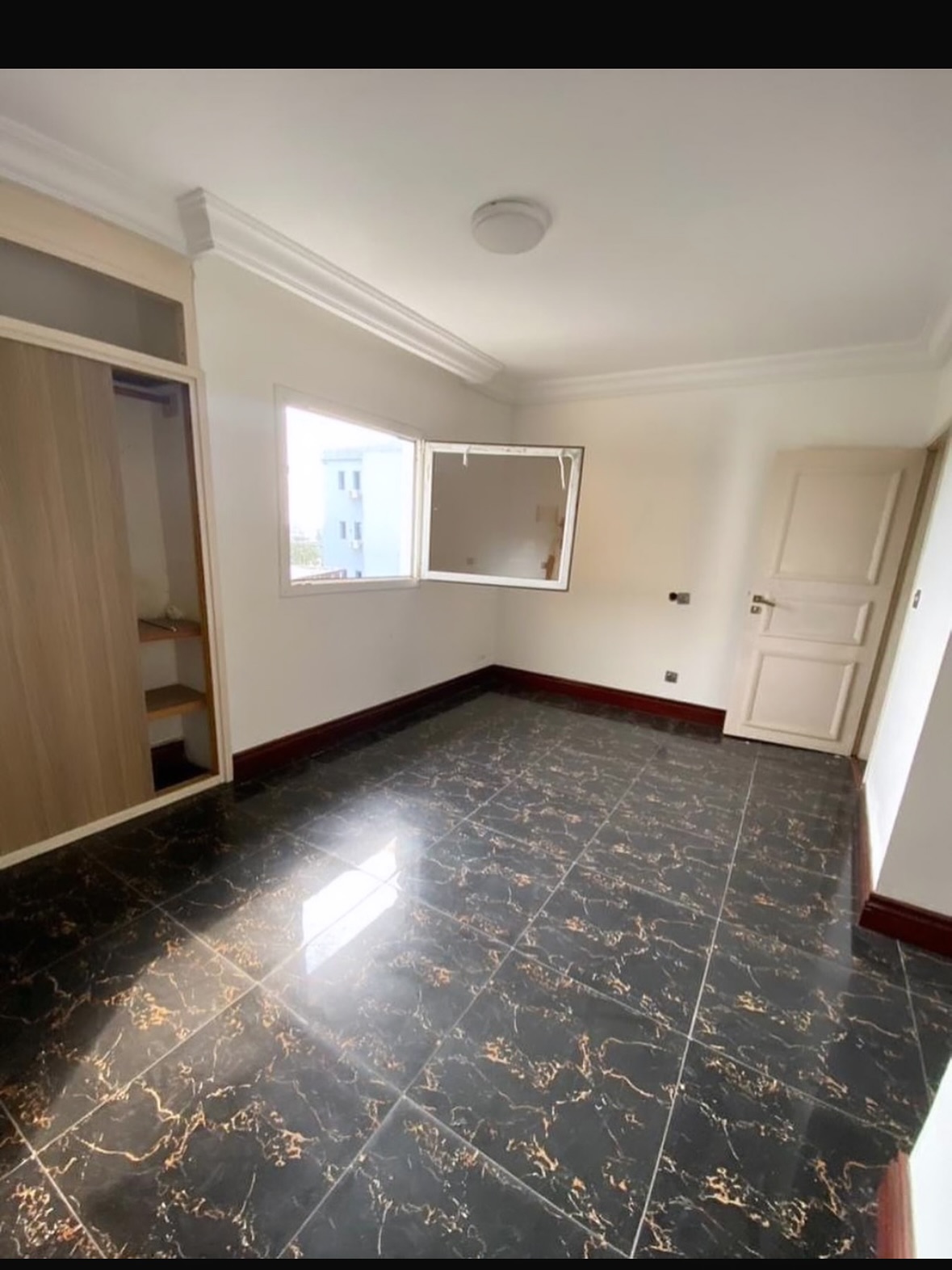 Apartment to rent - Douala, Bonapriso, Hotel de l'air - 1 living room(s), 2 bedroom(s), 3 bathroom(s) - 525 000 FCFA / month