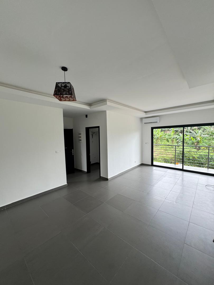 Apartment to rent - Douala, Logpom, Basson - 1 living room(s), 2 bedroom(s), 3 bathroom(s) - 300 000 FCFA / month