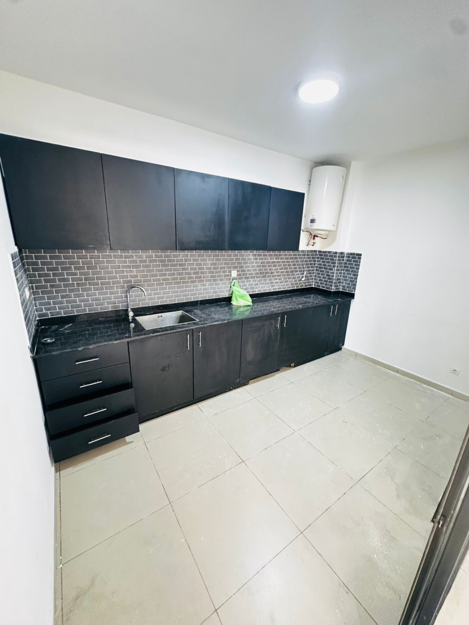 Apartment to rent - Douala, Logpom, Basson - 1 living room(s), 4 bedroom(s), 5 bathroom(s) - 500 000 FCFA / month