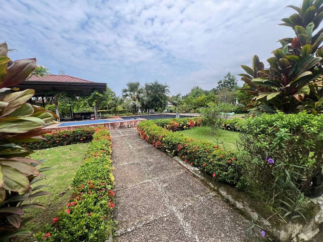 House (Villa) to rent - Douala, Bonapriso, Youpwe - 1 living room(s), 3 bedroom(s), 2 bathroom(s) - 1 500 000 FCFA / month