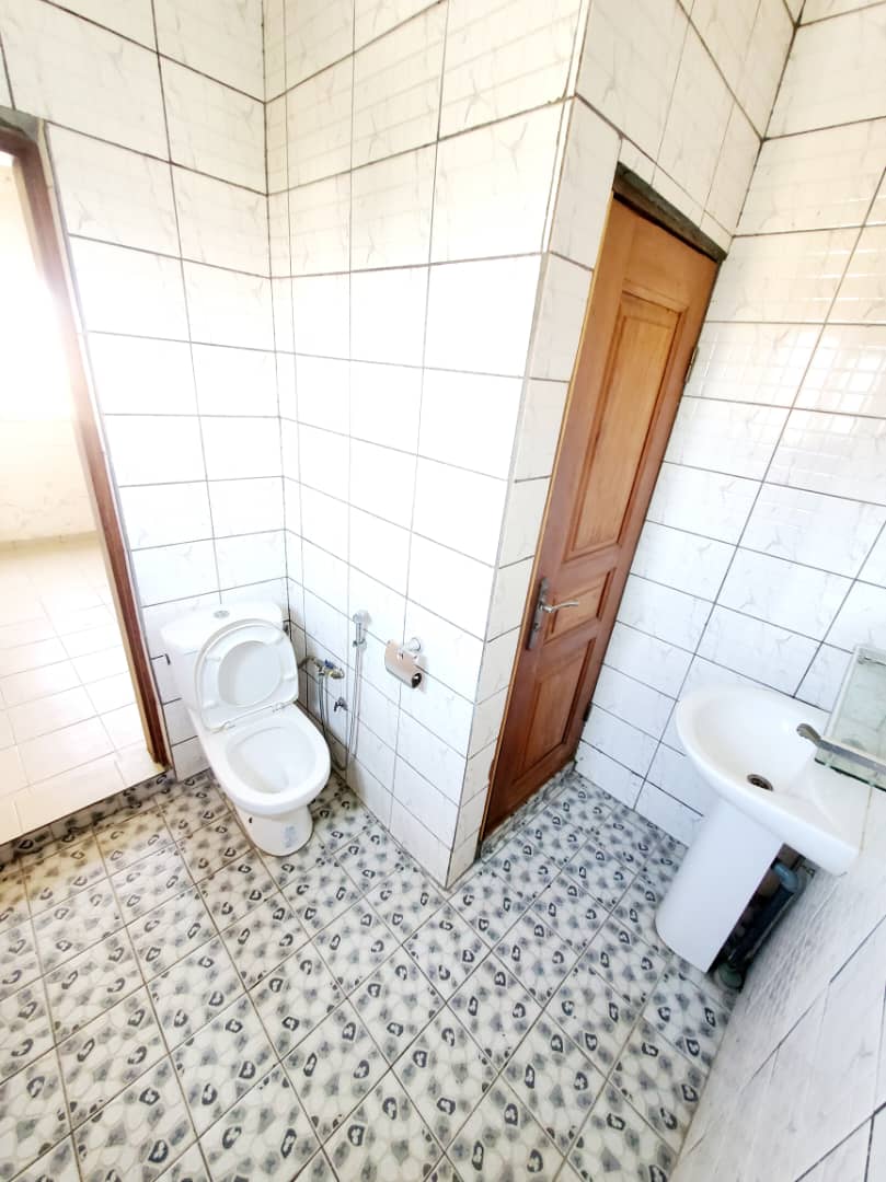 Apartment to rent - Douala, Makepe, En bordure de route - 1 living room(s), 2 bedroom(s), 2 bathroom(s) - 150 000 FCFA / month