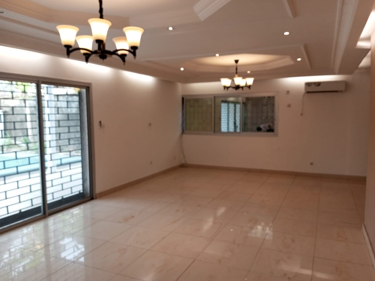 House (Villa) to rent - Douala, Bonapriso, Armée de l’air - 1 living room(s), 4 bedroom(s), 3 bathroom(s) - 1 800 000 FCFA / month