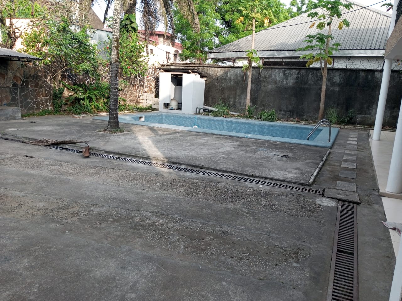 Maison (Villa) à louer - Douala, Bonapriso, Armée de l’air - 1 salon(s), 4 chambre(s), 3 salle(s) de bains - 1 800 000 FCFA / mois