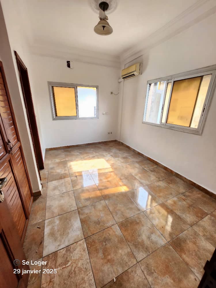 Apartment to rent - Douala, Bonapriso, Lycée Mongo - 1 living room(s), 2 bedroom(s), 3 bathroom(s) - 500 000 FCFA / month