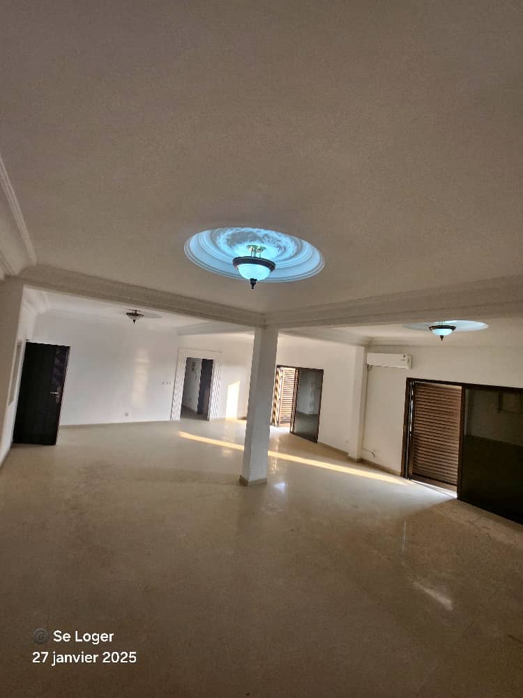 Apartment to rent - Douala, Bonamoussadi, A proximité du bitume - 1 living room(s), 3 bedroom(s), 4 bathroom(s) - 500 000 FCFA / month