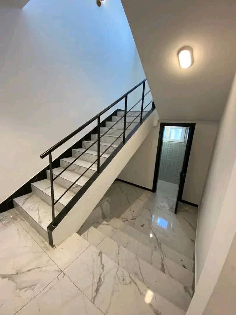 Maison (Villa) à louer - Douala, Bonapriso, Armée de l’air - 1 salon(s), 3 chambre(s), 2 salle(s) de bains - 1 200 000 FCFA / mois