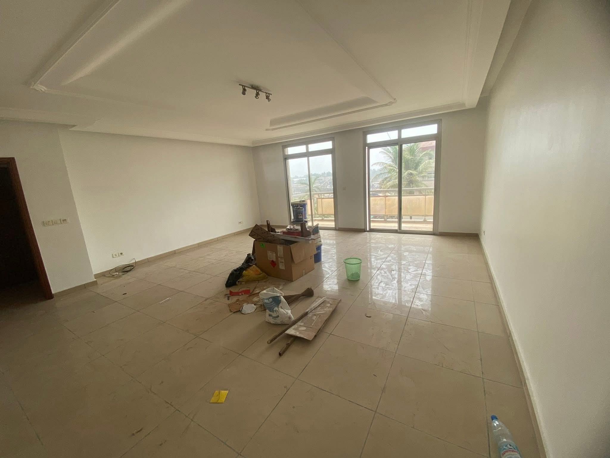 Apartment to rent - Douala, Bonanjo, Vallée - 1 living room(s), 3 bedroom(s), 2 bathroom(s) - 600 000 FCFA / month