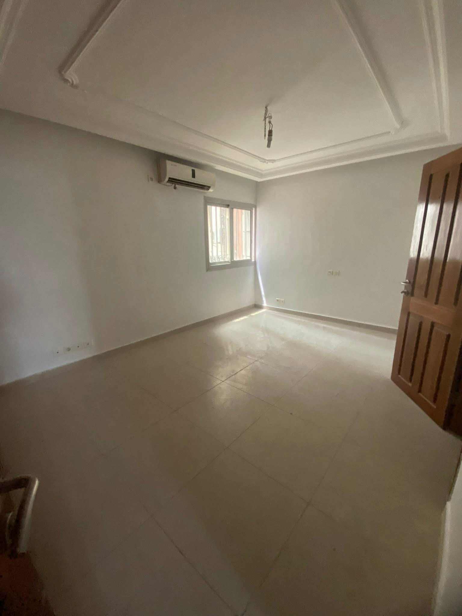 Apartment to rent - Douala, Bonanjo, Vallée - 1 living room(s), 3 bedroom(s), 2 bathroom(s) - 600 000 FCFA / month